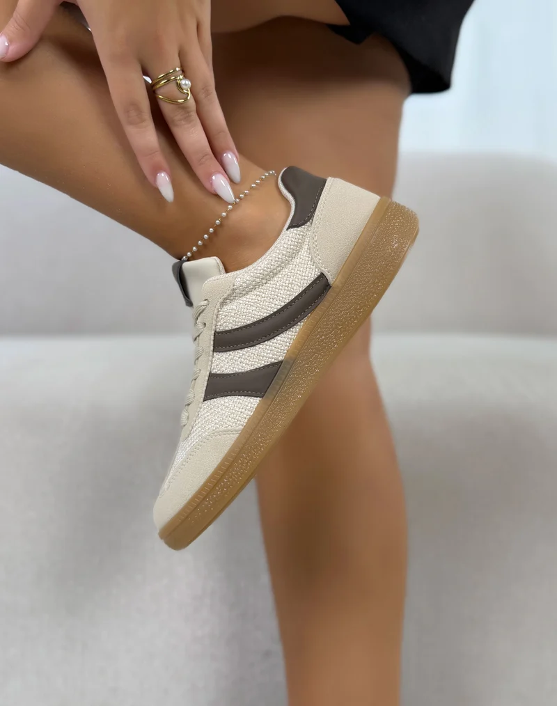 Basket femme beige tendance à bandes marron et semelle gomme