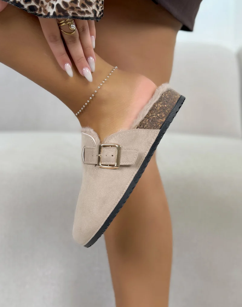 Mules femme beige tendance fourrées à boucle dorée