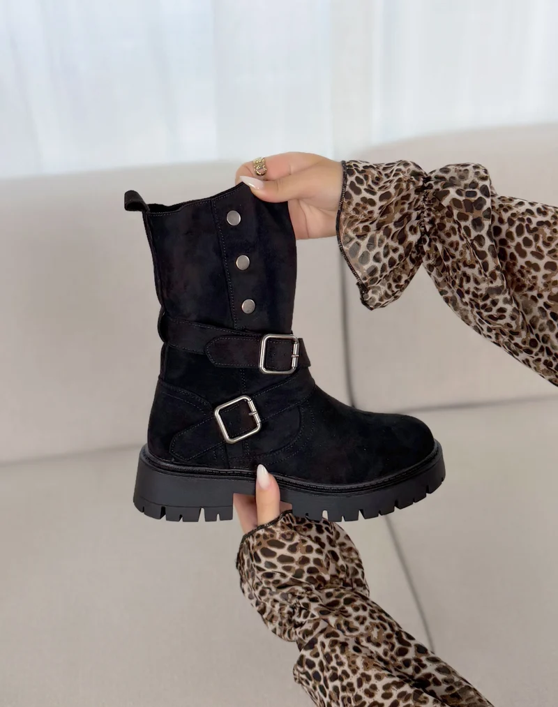 Bottines femme noires tendance style motard à boucles et semelle crantée