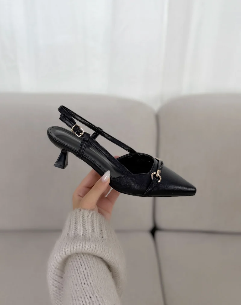 Escarpins femme noirs élégants à petit talon et brides dorées