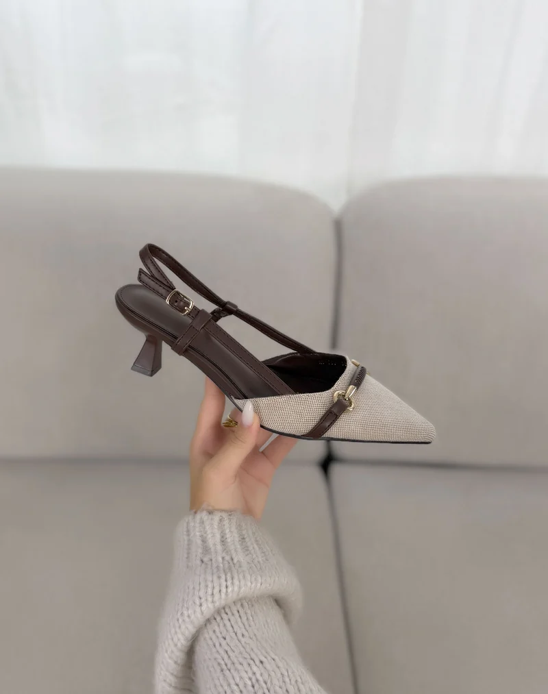 Escarpins femme beiges élégants à talon kitten heel et bride marron