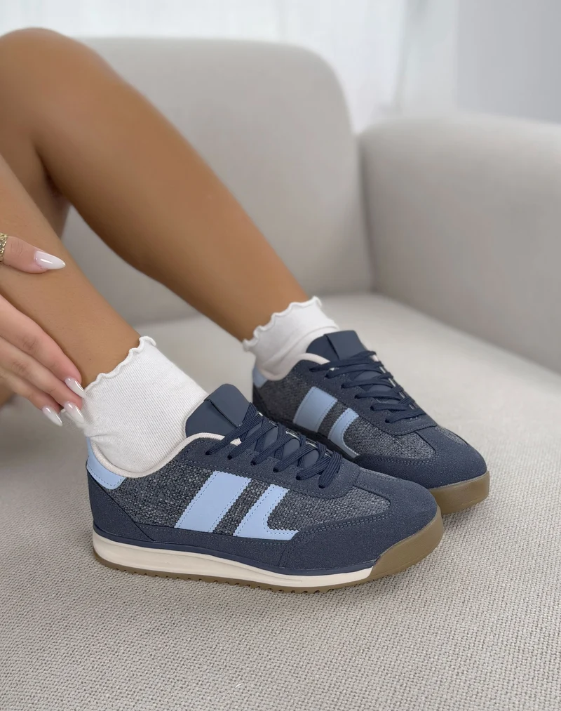 Basket femme bleu marine tendance avec bandes bleu ciel et semelle rétro