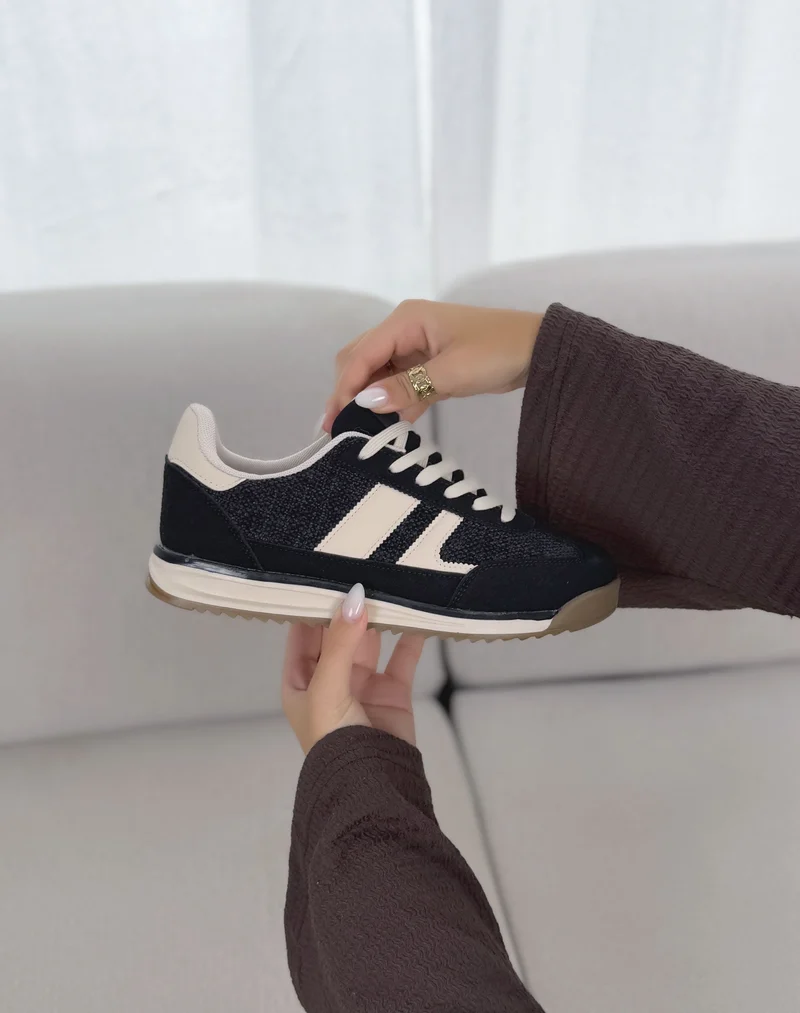 Basket femme noire tendance à lacets écrus et détails contrastants