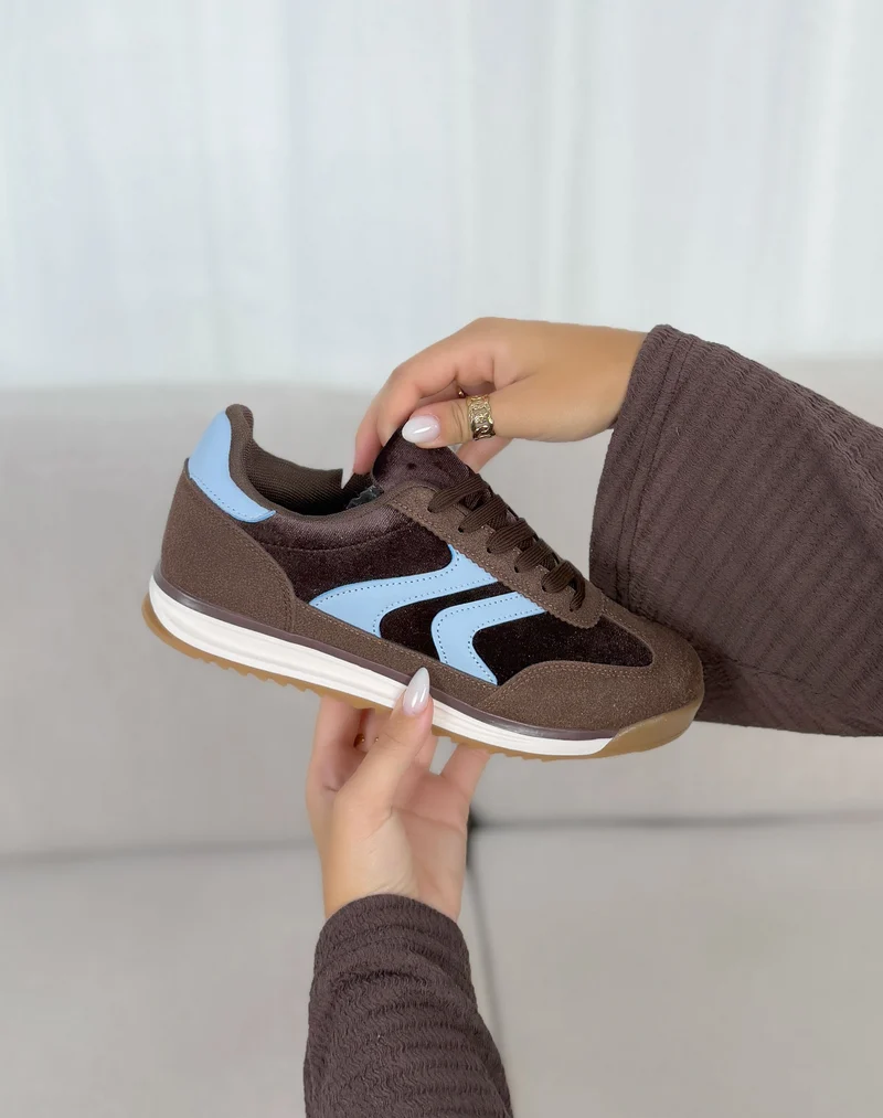 Basket femme marron tendance avec détails bleu ciel et semelle gomme