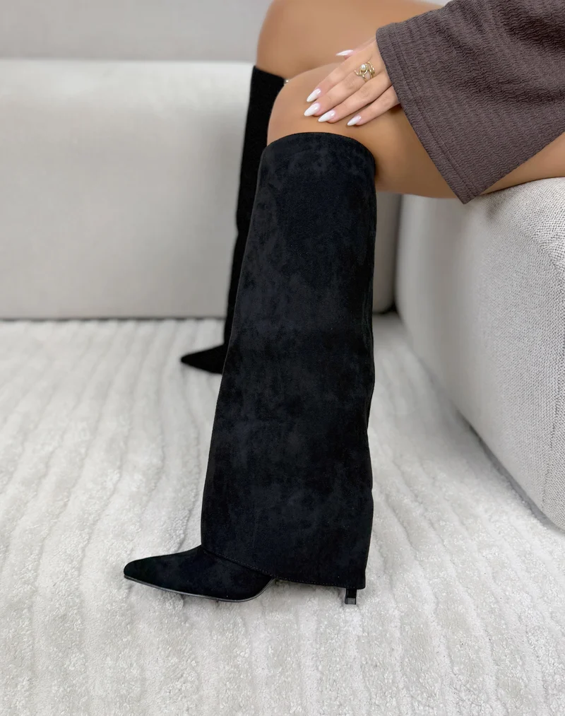 Bottes femme noires élégantes en suédine à tige large et bout pointu