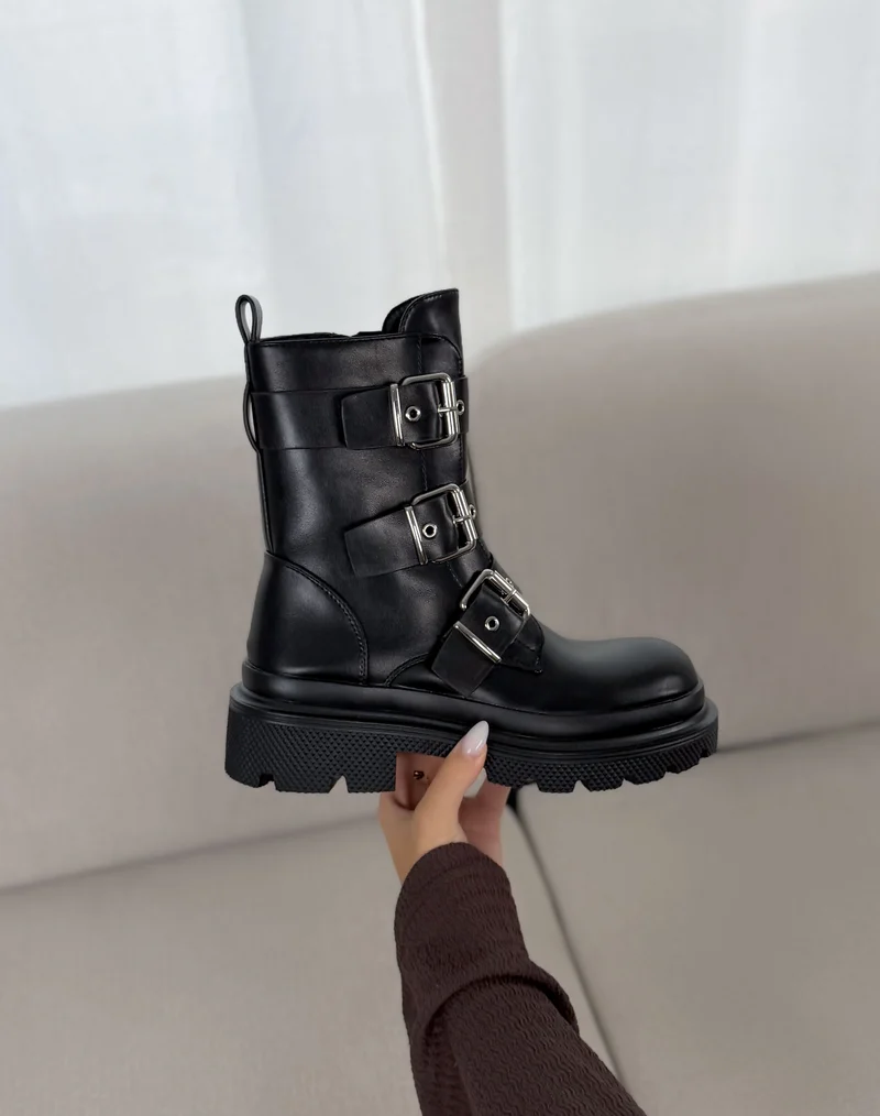 Bottines femme noires tendance à trois boucles argentées et semelle crantée