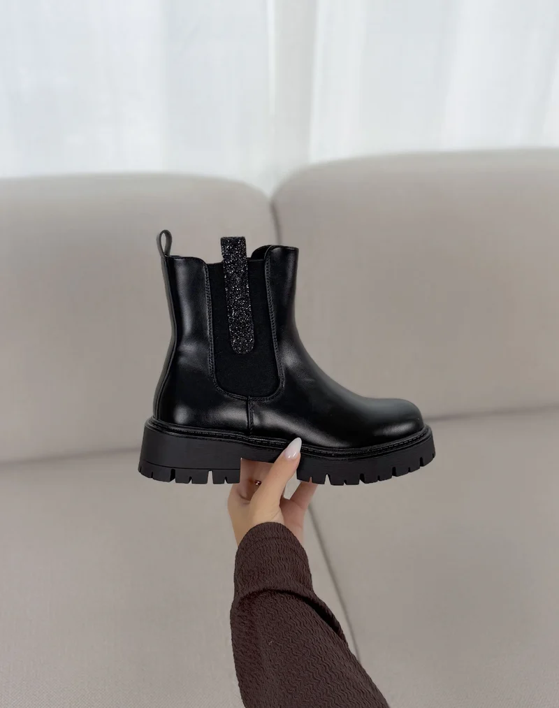 Bottines femme noires tendance à semelle crantée et tirettes pailletées