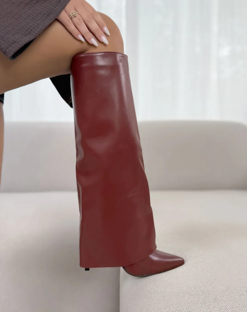Bottes rouge bordeaux à revers avec bout pointu et talons aiguilles raffinés