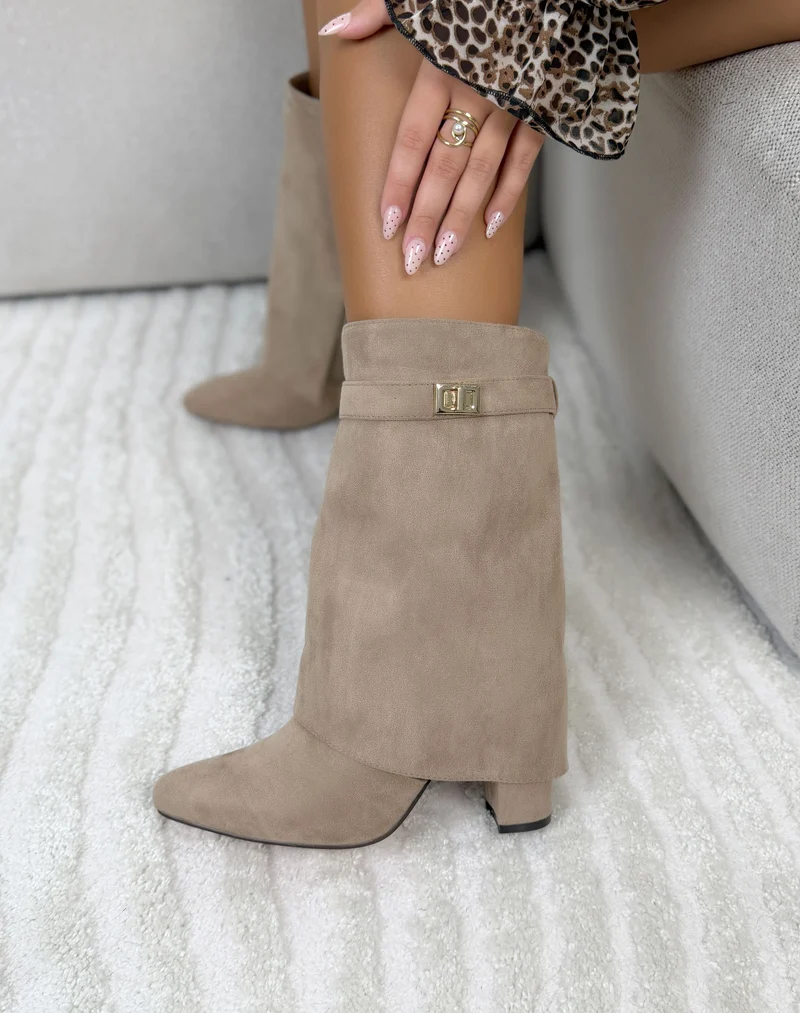 Bottines femme taupe élégantes en suédine à revers, boucle dorée et talon haut épais