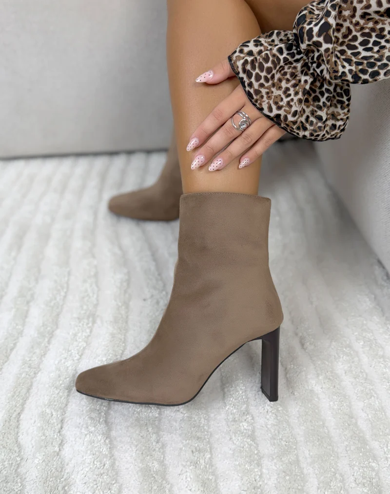 Bottines femme taupe tendance en suédine à talon haut et bout pointu