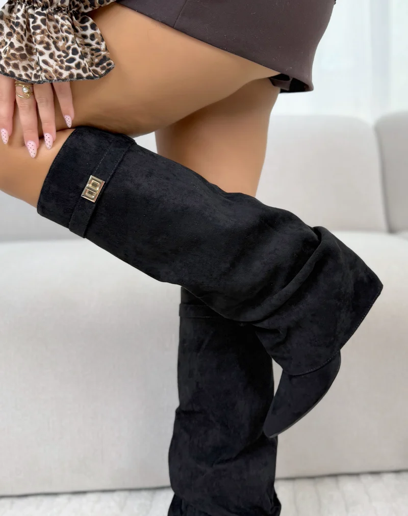 Bottes femme noires élégantes en suédine à revers et détail doré
