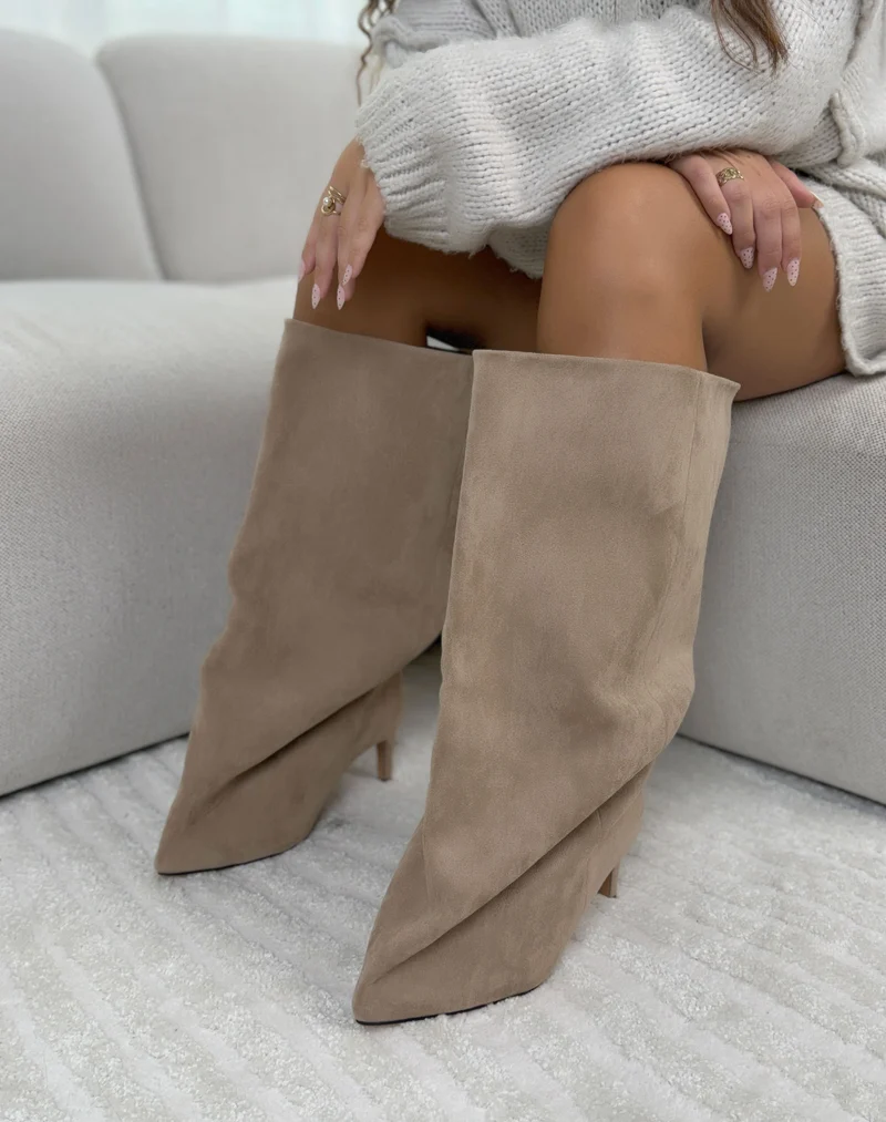 Bottes femme beige tendance en suédine à tige ultra large et bout pointu