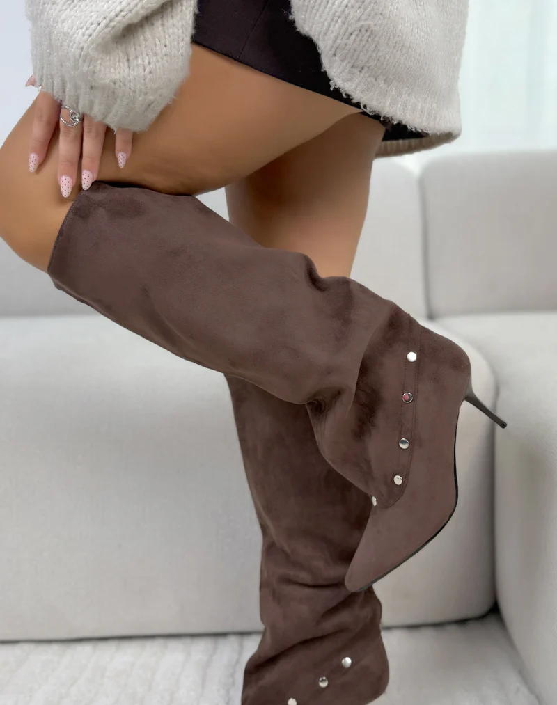 Bottes femme marron élégantes en suédine à talon aiguille et boutons argentés
