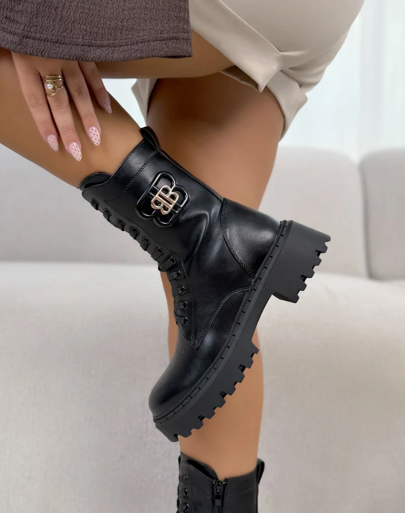 Bottines femme noires tendance à lacets avec bijou doré et semelle crantée