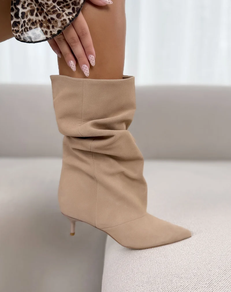 Bottines femme beige élégantes à tige retroussée et petit talon aiguille