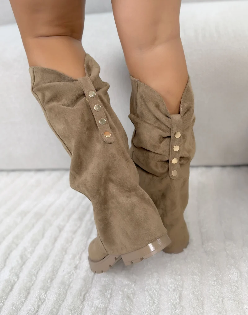 Bottes femme taupe tendance en suédine à revers et semelle crantée