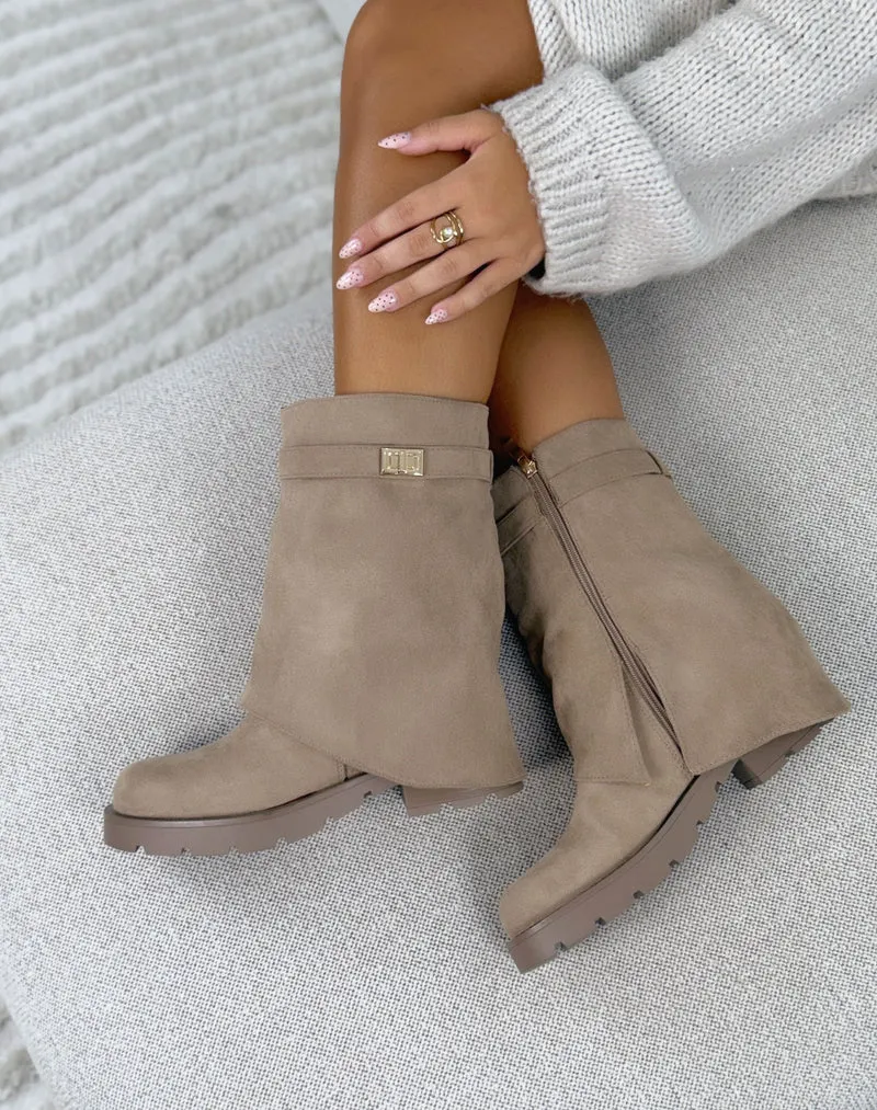 Bottines femme beige tendance en suédine à revers avec bijou doré et semelle crantée