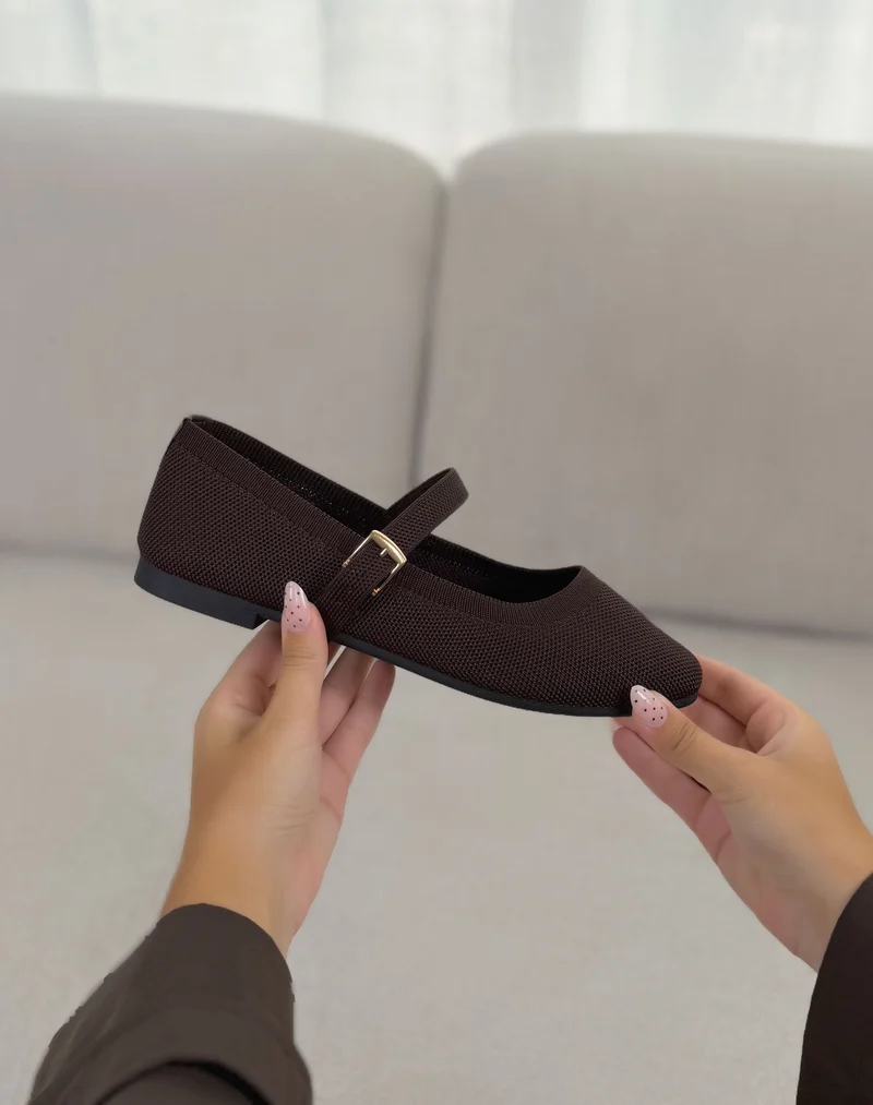 Ballerines femme marron élégantes à bout rond avec lanière et boucle dorée