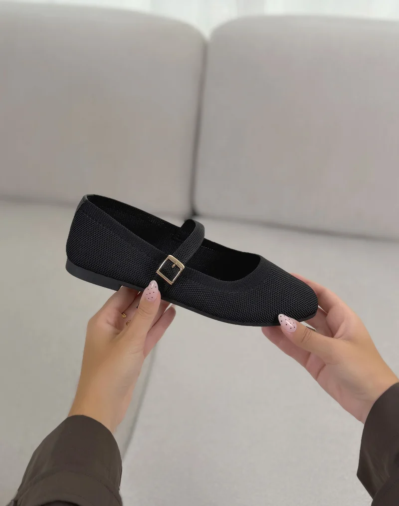 Ballerines femme noires élégantes à bout rond avec lanière et boucle dorée