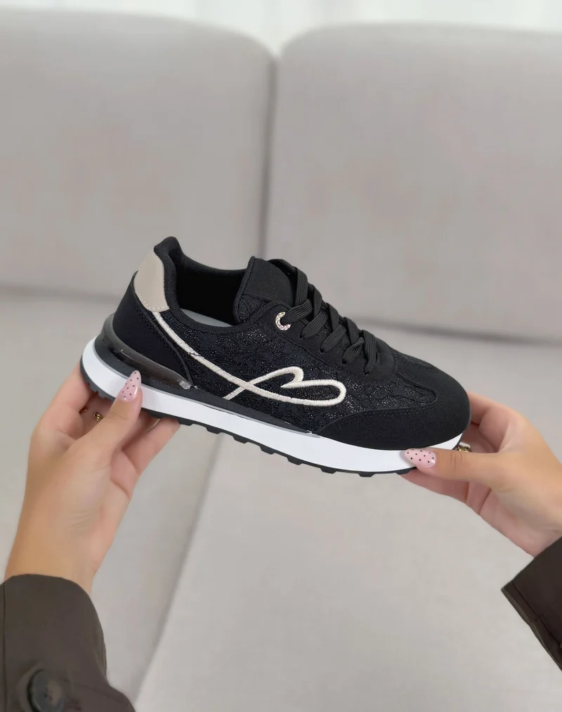 Baskets femme noires tendance en dentelle pailletée avec cœur blanc brodé