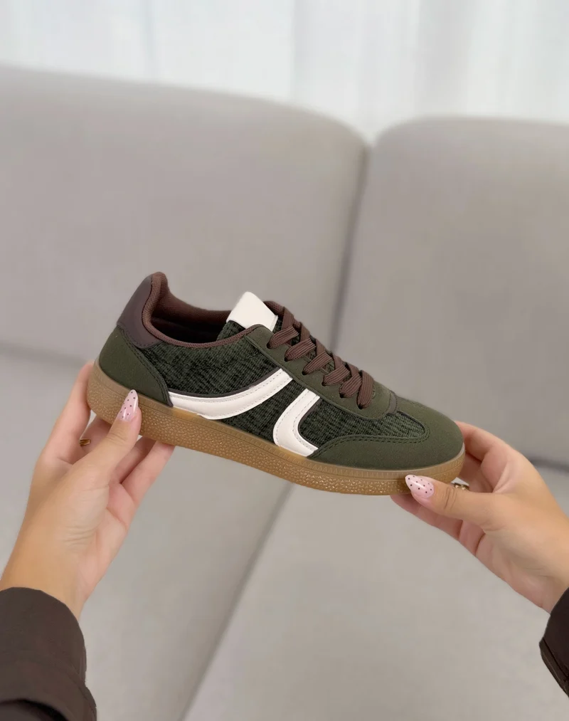 Basket femme verte tendance effet tweed avec bandes blanches et détails marron