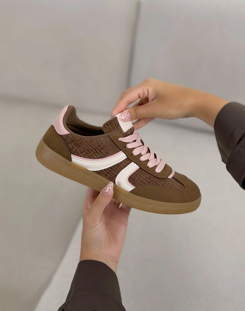 Basket femme marron tendance effet tweed avec détails roses et blancs