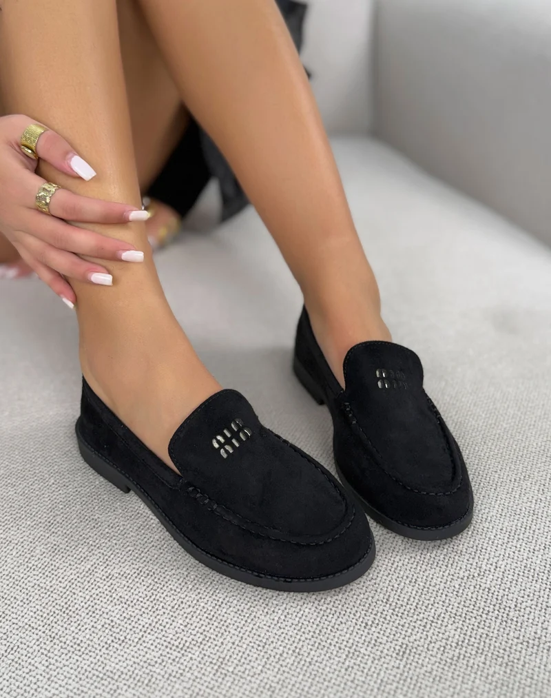 Mocassin femme noir élégant en suédine avec détails dorés