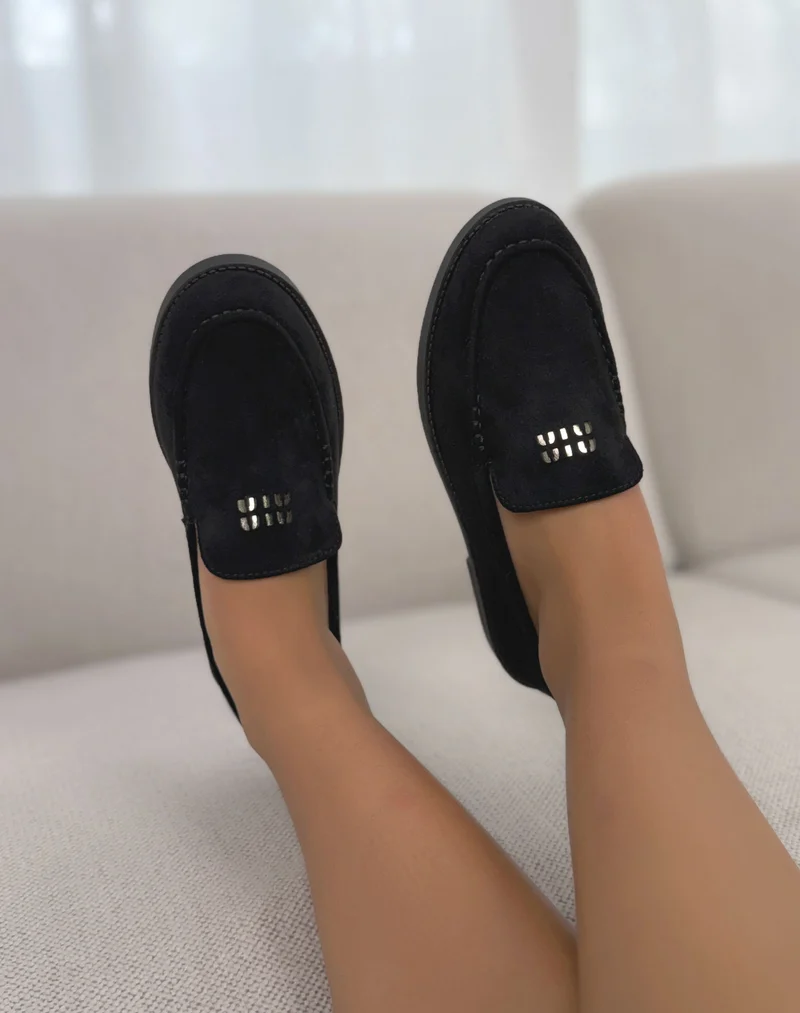Mocassin femme noir élégant en suédine avec détails dorés