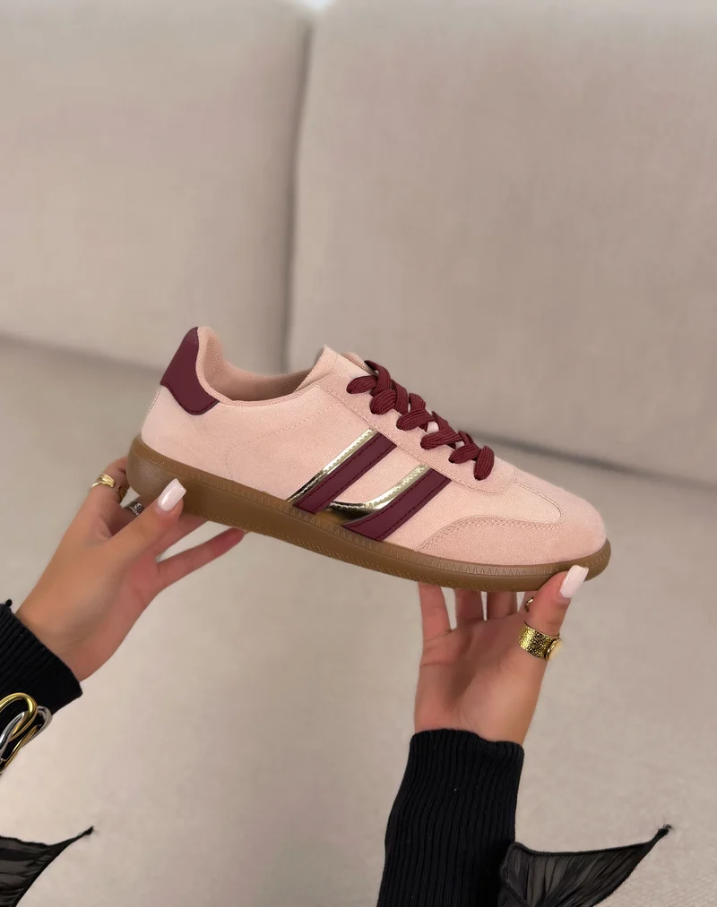 Basket femme rose pâle tendance en suédine à bandes bordeaux et dorées avec semelle plate