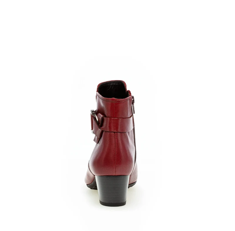Bottines rouges en cuir