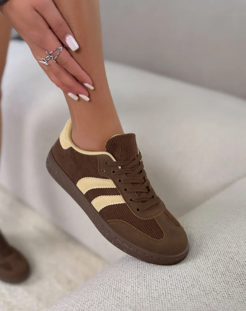 Basket femme marron tendance bi-matière avec rayures beige et semelle plate