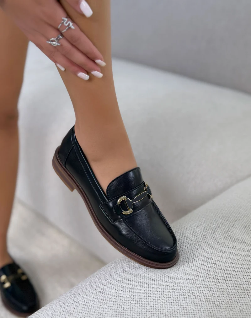 Mocassin femme noir élégant à bijou doré et semelle plate marron
