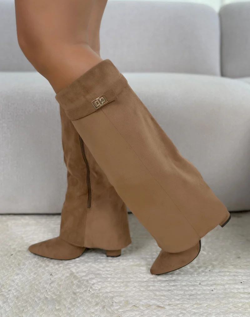 Bottes femme camel élégantes à revers avec bijou doré et talon épais
