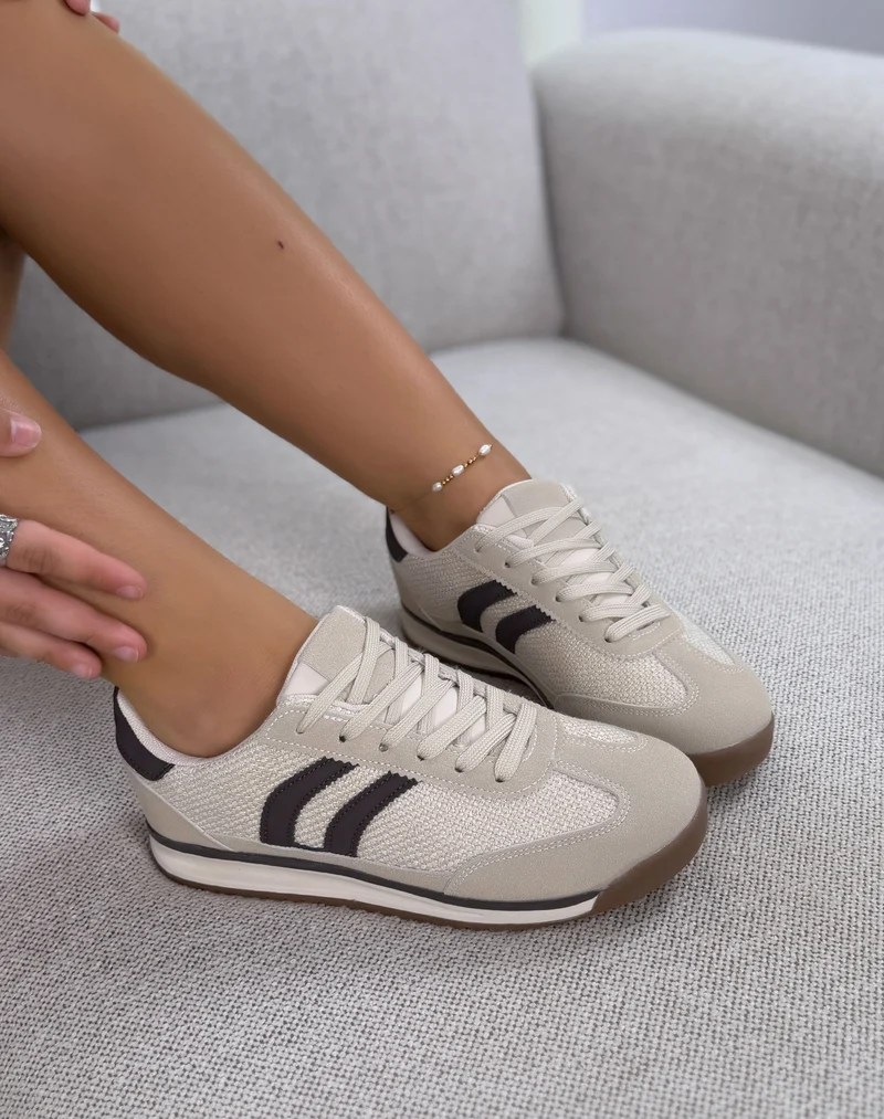 Basket femme beige tendance en suédine et tissu avec bandes marron