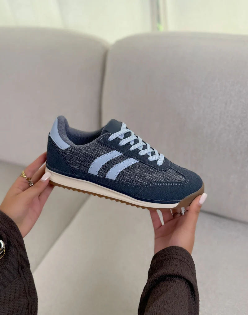 Basket femme bleue tendance en suédine et tissu avec bandes blanches