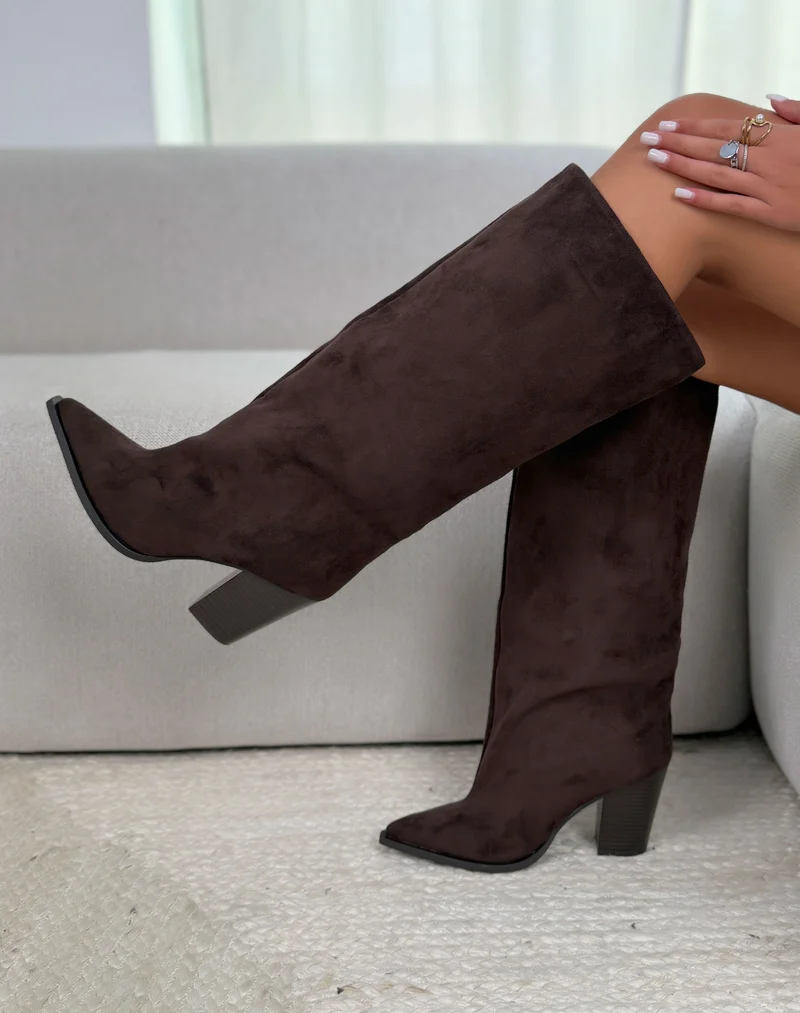 Bottes femme marron tendance en suédine à tige large et bout pointu