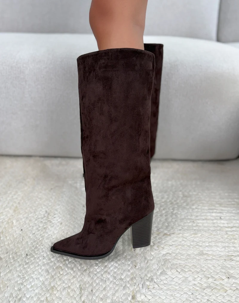 Bottes femme marron tendance en suédine à tige large et bout pointu