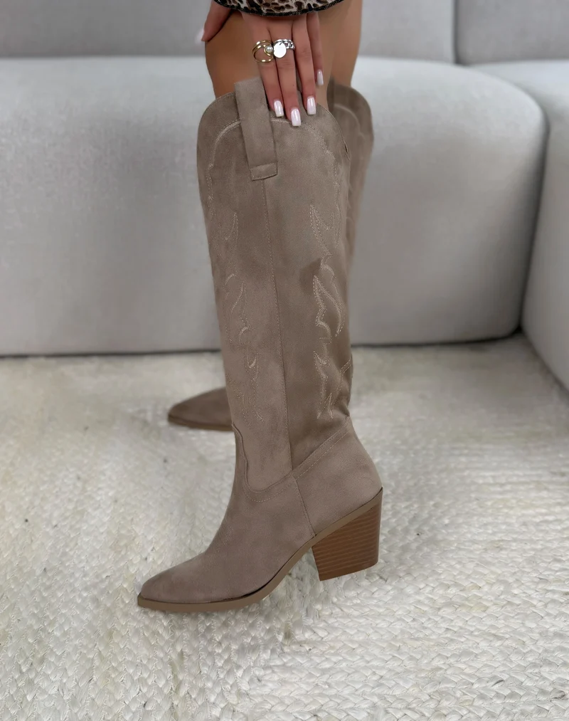 Bottes santiags femme beige tendance à bout pointu et talon épais biseauté