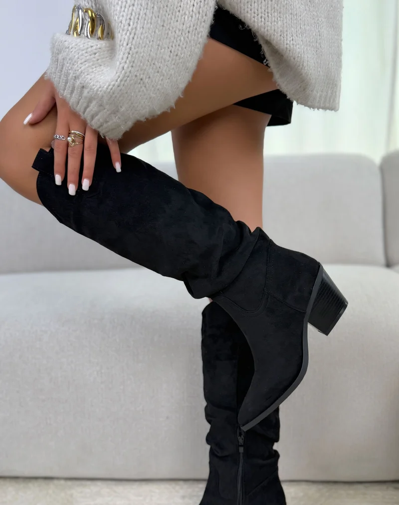 Bottes femme noires style santiags en suédine tendance à bout pointu et talon biseauté