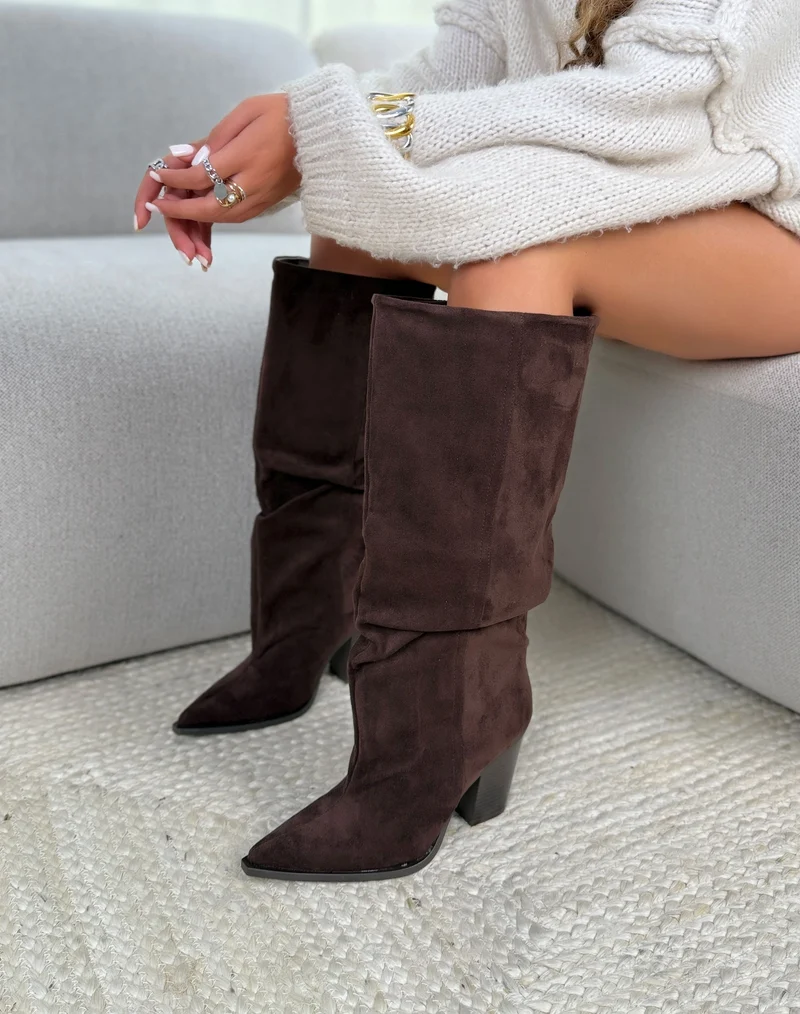 Botte femme marron tendance en suédine à tige large plissée avec talon épais biseauté