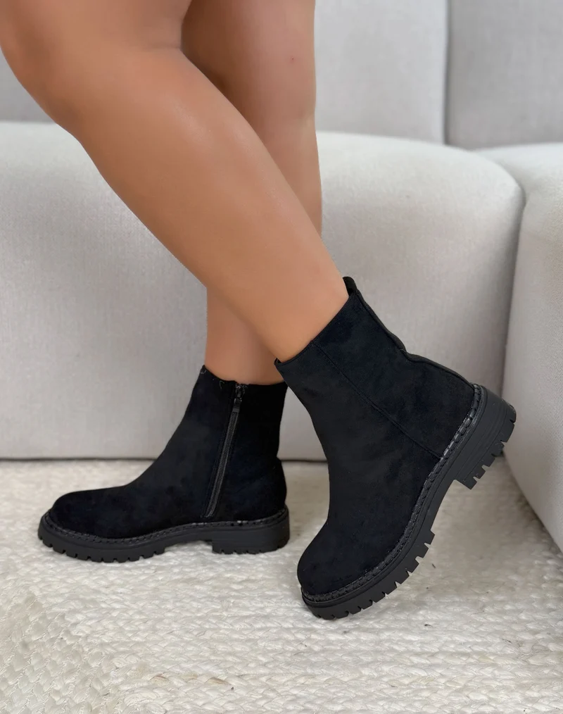Bottines femme noires tendance en suédine à semelle crantée et bout rond