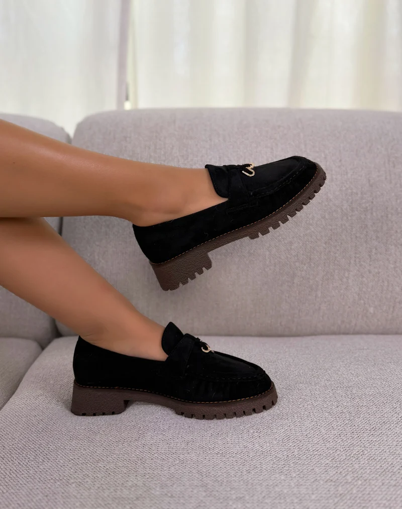Mocassin femme noir élégant en suédine avec détail doré et semelle crantée marron