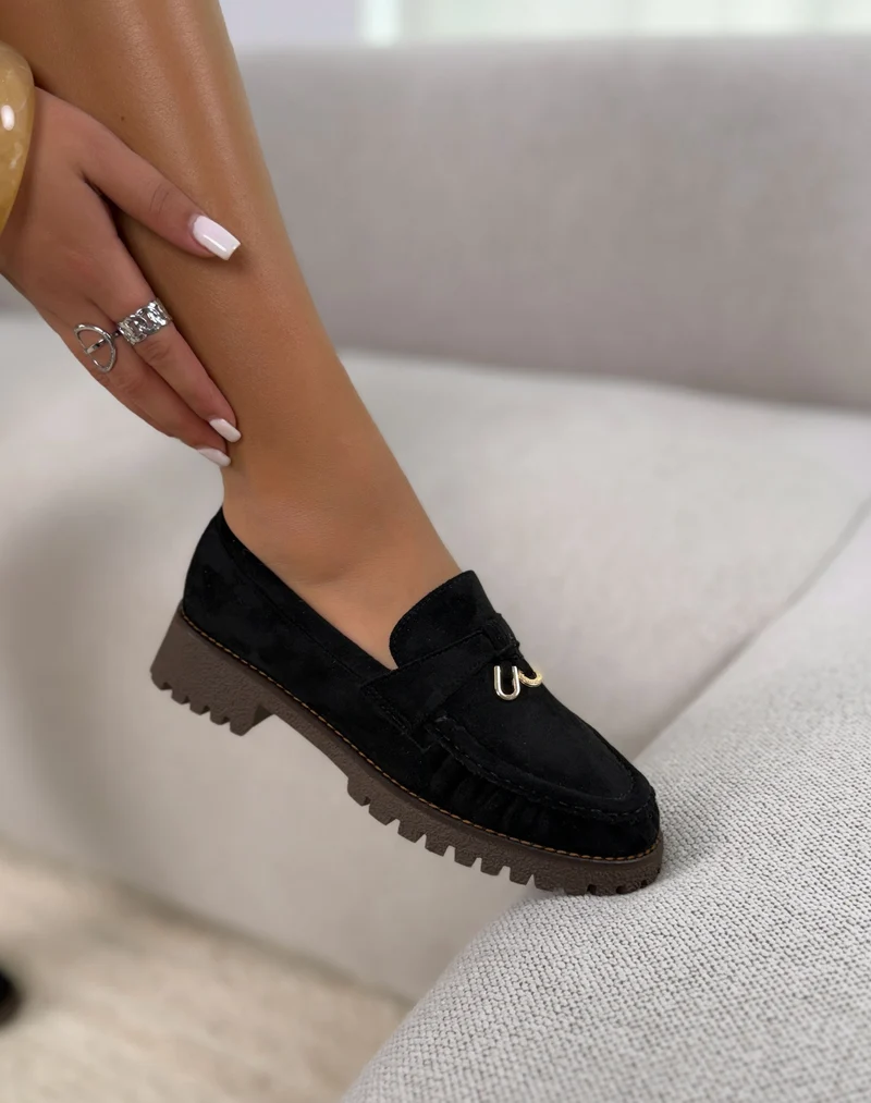 Mocassin femme noir élégant en suédine avec détail doré et semelle crantée marron