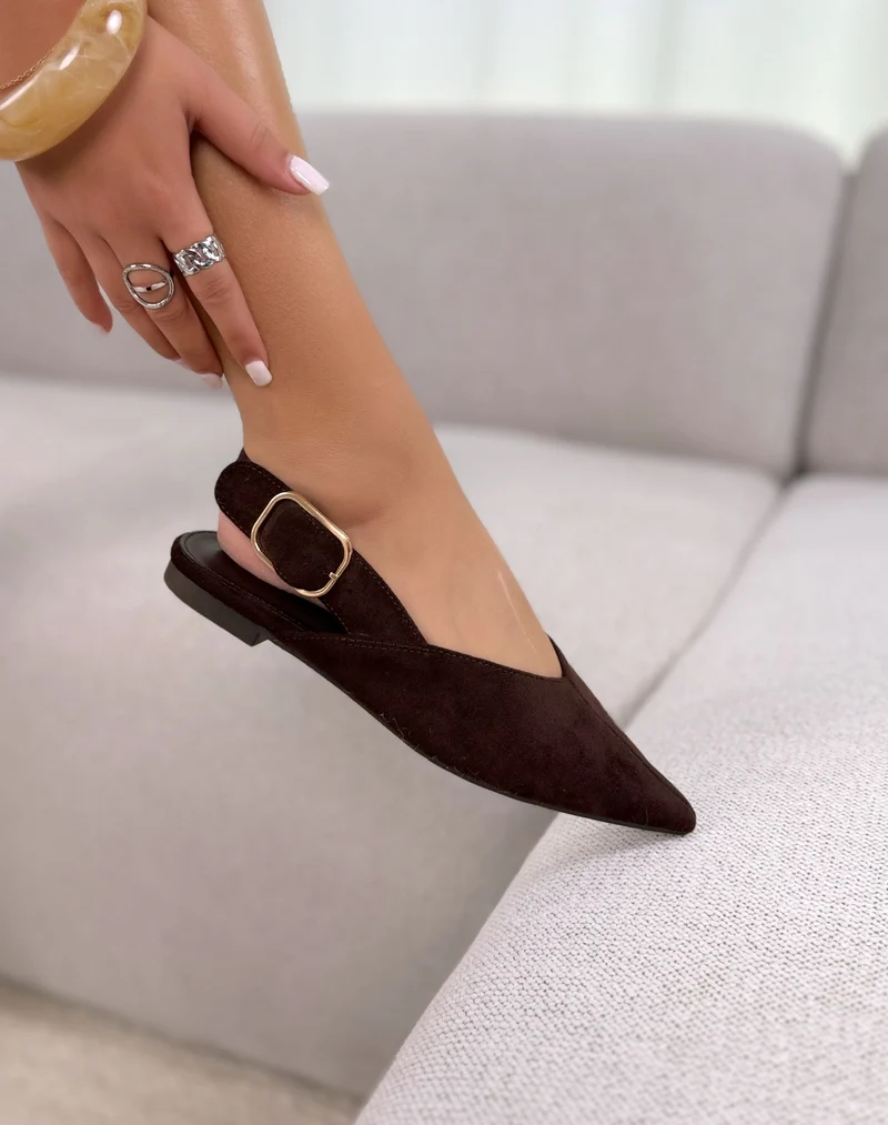 Escarpin plat femme marron élégant en suédine avec bout pointu et bride à boucle dorée