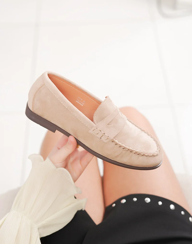 Mocassins femme en suédine beige plats avec couture tressée