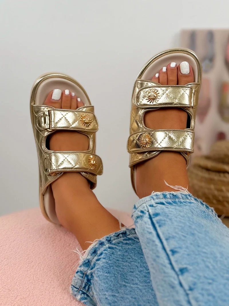 Mule femme dorée tendance matelassée à scratch avec détails soleil