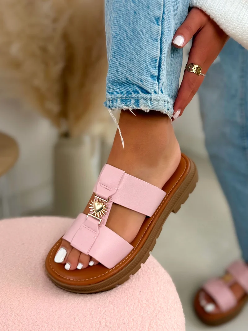 Mule femme camel tendance à brides roses avec cœur doré et semelle crantée