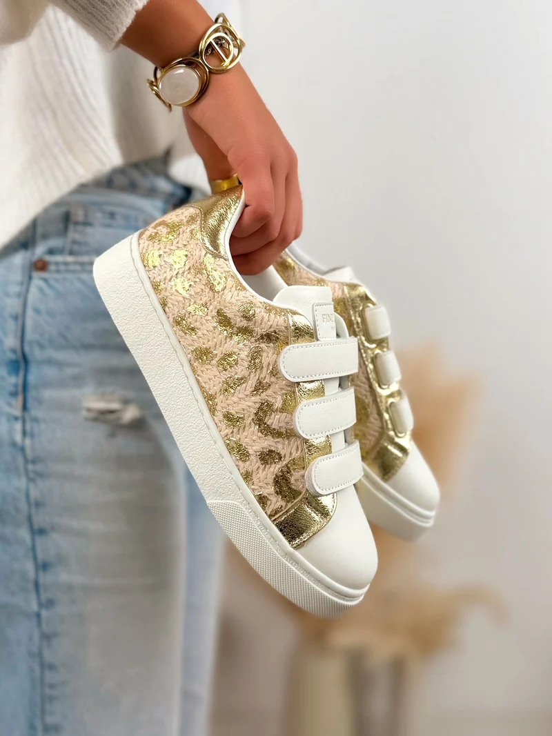 Basket femme blanche élégante à scratchs avec détails dorés et empiècement tissé