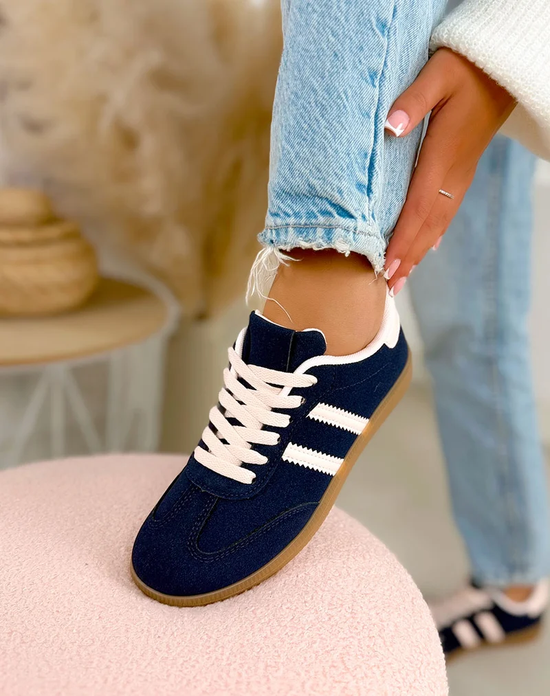 Basket femme bleu marine tendance en suédine à bandes roses
