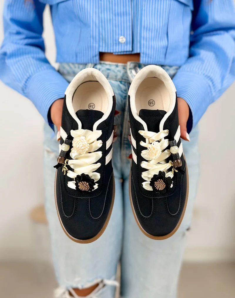 Basket femme noire tendance en suédine avec bandes blanches et bijoux fleurs dorés